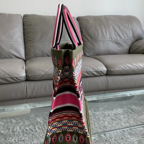 Dior Book Tote
Embroidered Canvas Pink Green - Picture 3 of 10